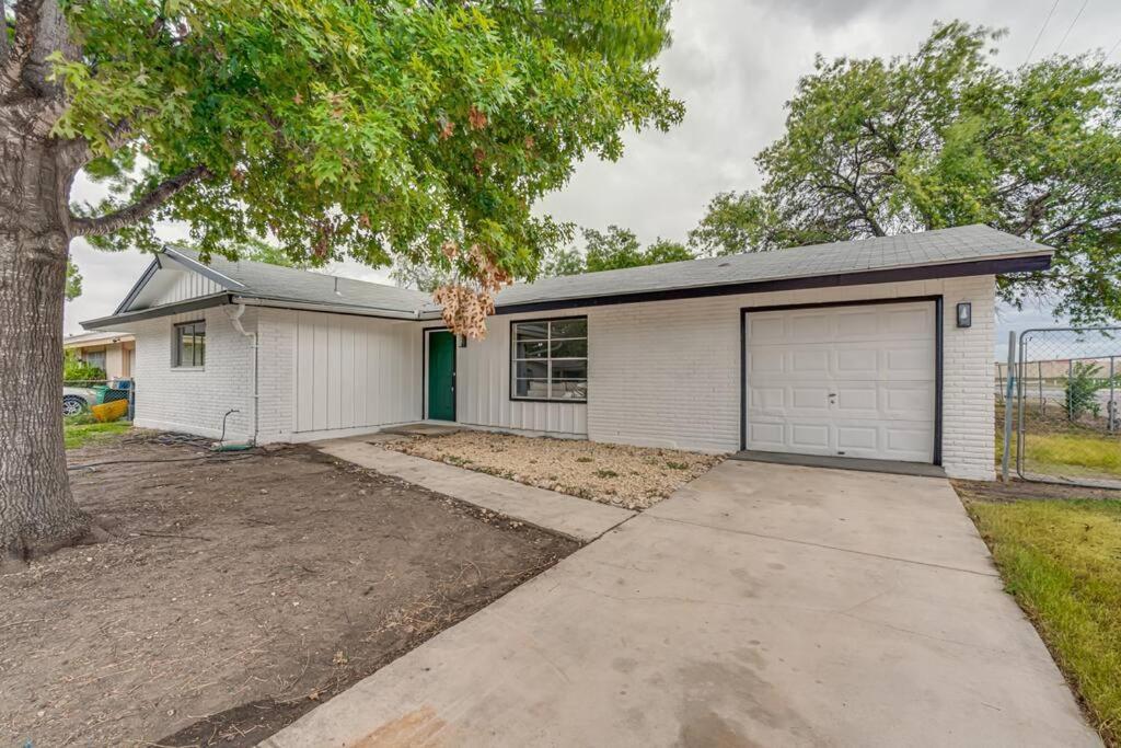 Cozy Retreat Near Downtown Sa Villa San Antonio Exterior photo