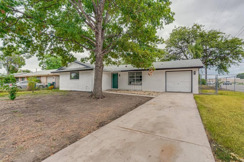 Cozy Retreat Near Downtown Sa Villa San Antonio Exterior photo